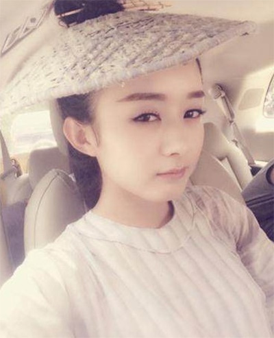 看看女星们花式戴草帽的帽子戏法！